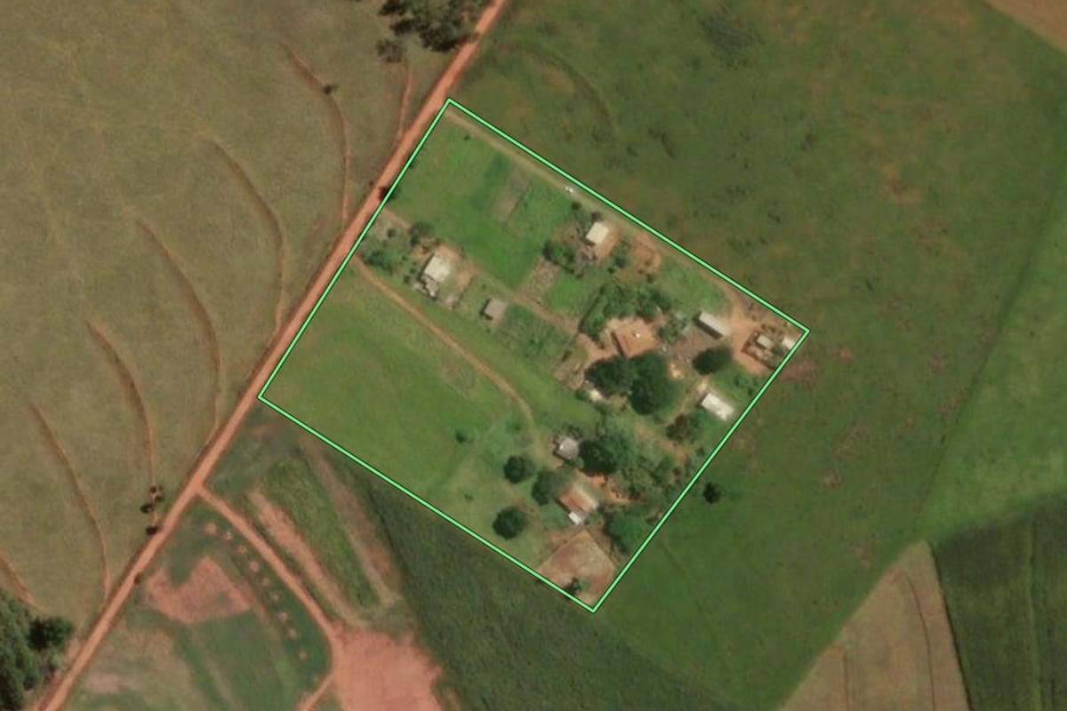 Imagem de satélite do imóvel rural em Narandiba (SP), com o contorno declarado no CAR desenhado por cima.