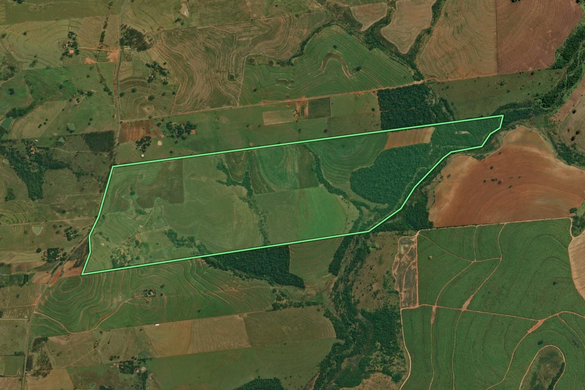 Imagem de satélite do imóvel rural em Narandiba (SP), com o contorno declarado no CAR desenhado por cima.
