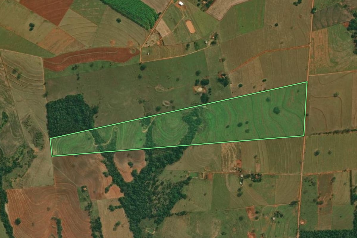 Imagem de satélite do imóvel rural em Narandiba (SP), com o contorno declarado no CAR desenhado por cima.