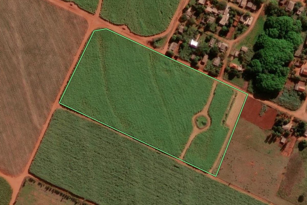 Imagem de satélite do imóvel rural em Narandiba (SP), com o contorno declarado no CAR desenhado por cima.
