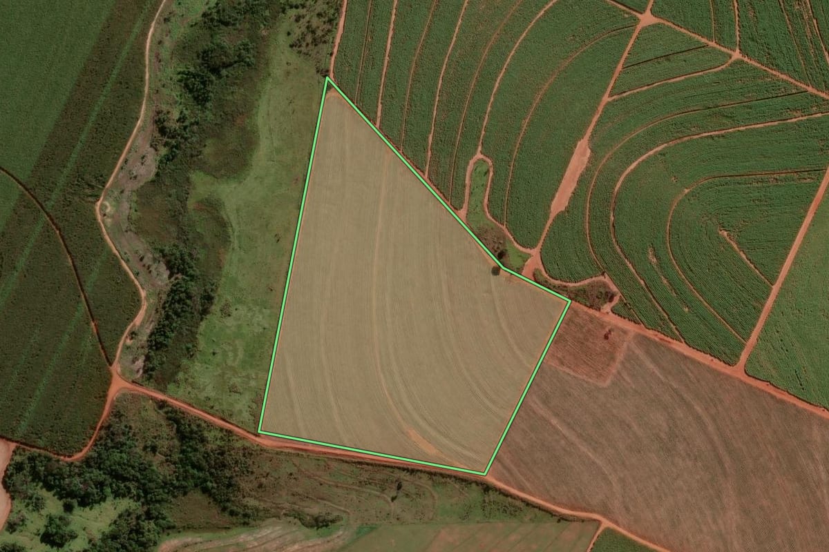 Imagem de satélite do imóvel rural em Narandiba (SP), com o contorno declarado no CAR desenhado por cima.