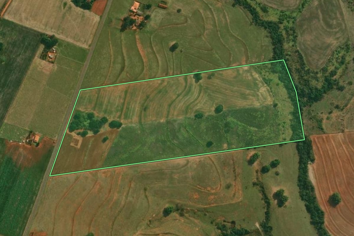 Imagem de satélite do imóvel rural em Narandiba (SP), com o contorno declarado no CAR desenhado por cima.
