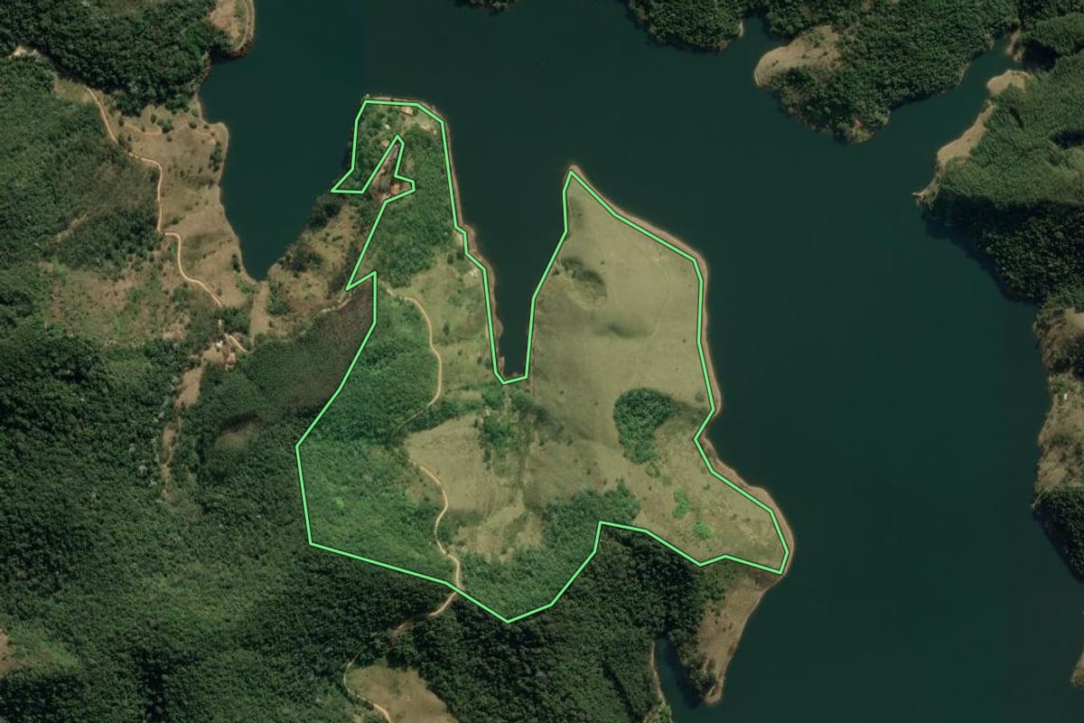 Imagem de satélite do imóvel rural em Natividade da Serra (SP), com o contorno declarado no CAR desenhado por cima.