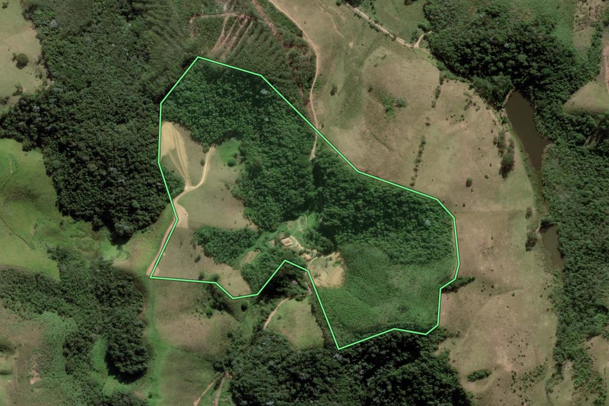 Imagem de satélite do imóvel rural em Natividade da Serra (SP), com o contorno declarado no CAR desenhado por cima.