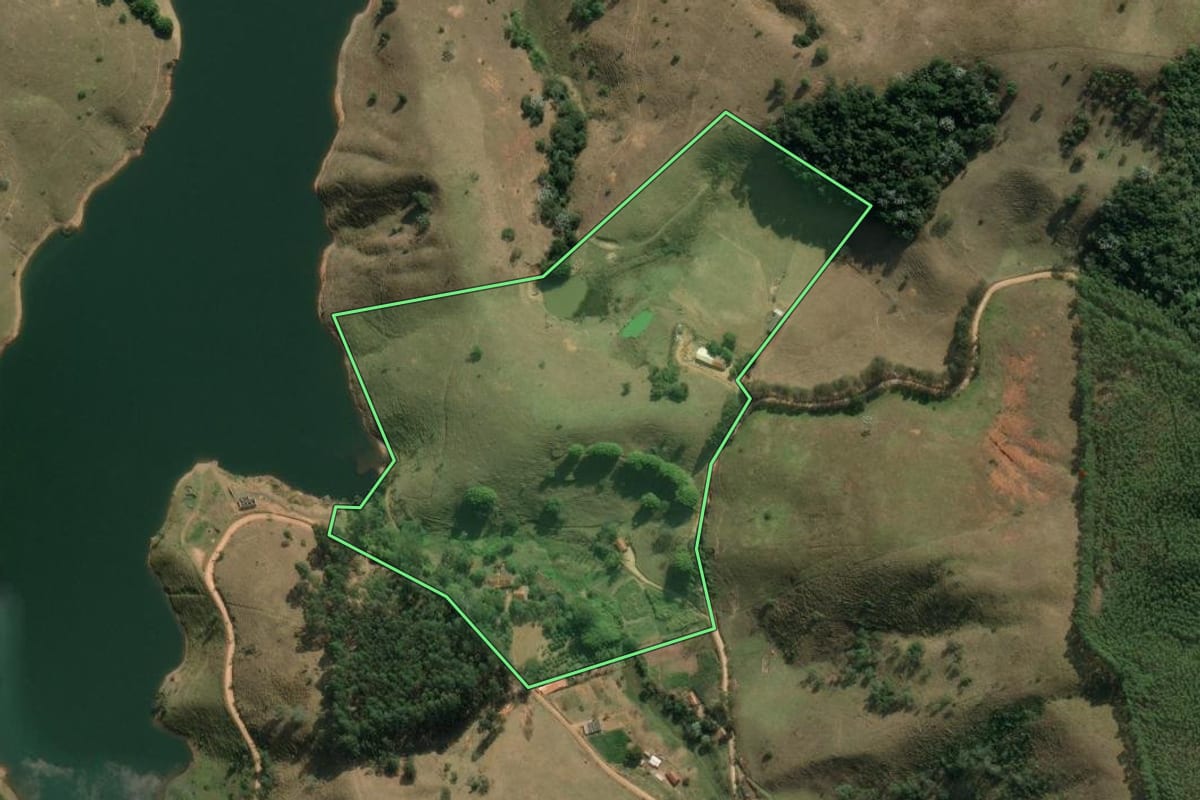 Imagem de satélite do imóvel rural em Natividade da Serra (SP), com o contorno declarado no CAR desenhado por cima.