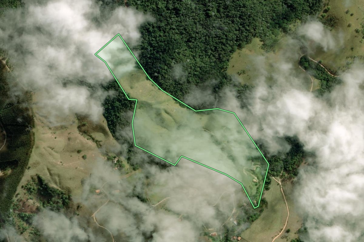 Imagem de satélite do imóvel rural em Natividade da Serra (SP), com o contorno declarado no CAR desenhado por cima.