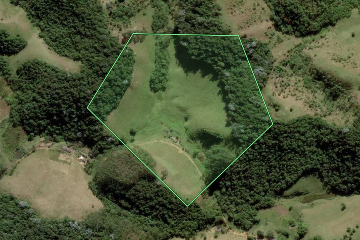 Imagem de satélite do imóvel rural em Natividade da Serra (SP), com o contorno declarado no CAR desenhado por cima.