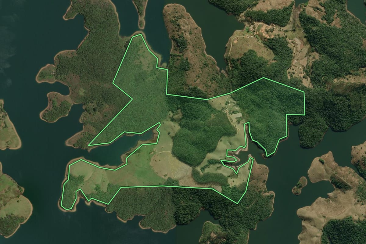 Imagem de satélite do imóvel rural em Natividade da Serra (SP), com o contorno declarado no CAR desenhado por cima.