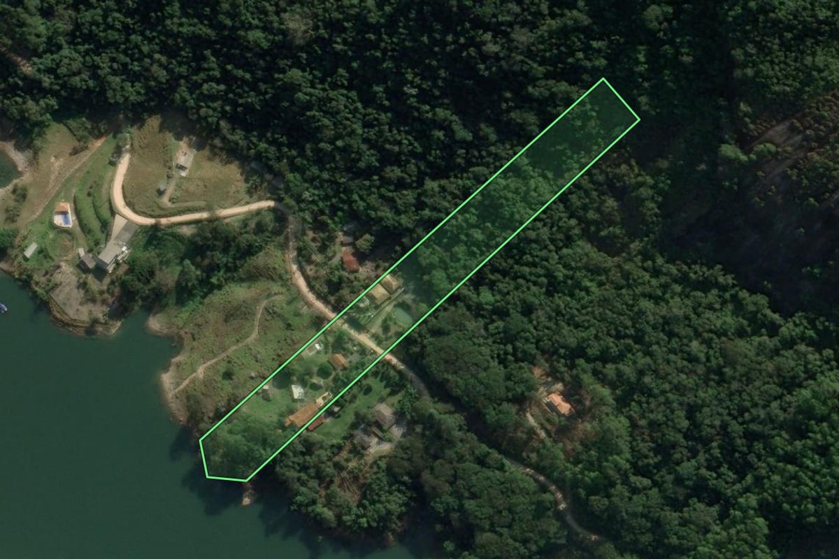 Imagem de satélite do imóvel rural em Natividade da Serra (SP), com o contorno declarado no CAR desenhado por cima.