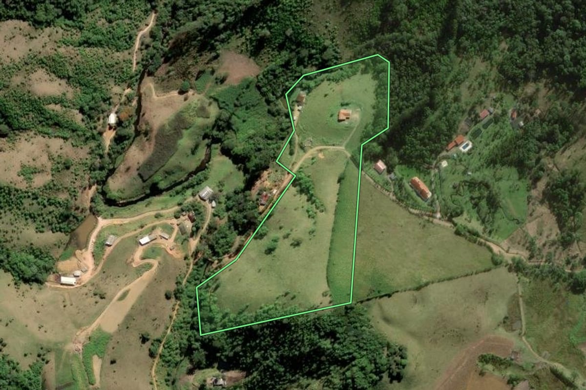 Imagem de satélite do imóvel rural em Natividade da Serra (SP), com o contorno declarado no CAR desenhado por cima.