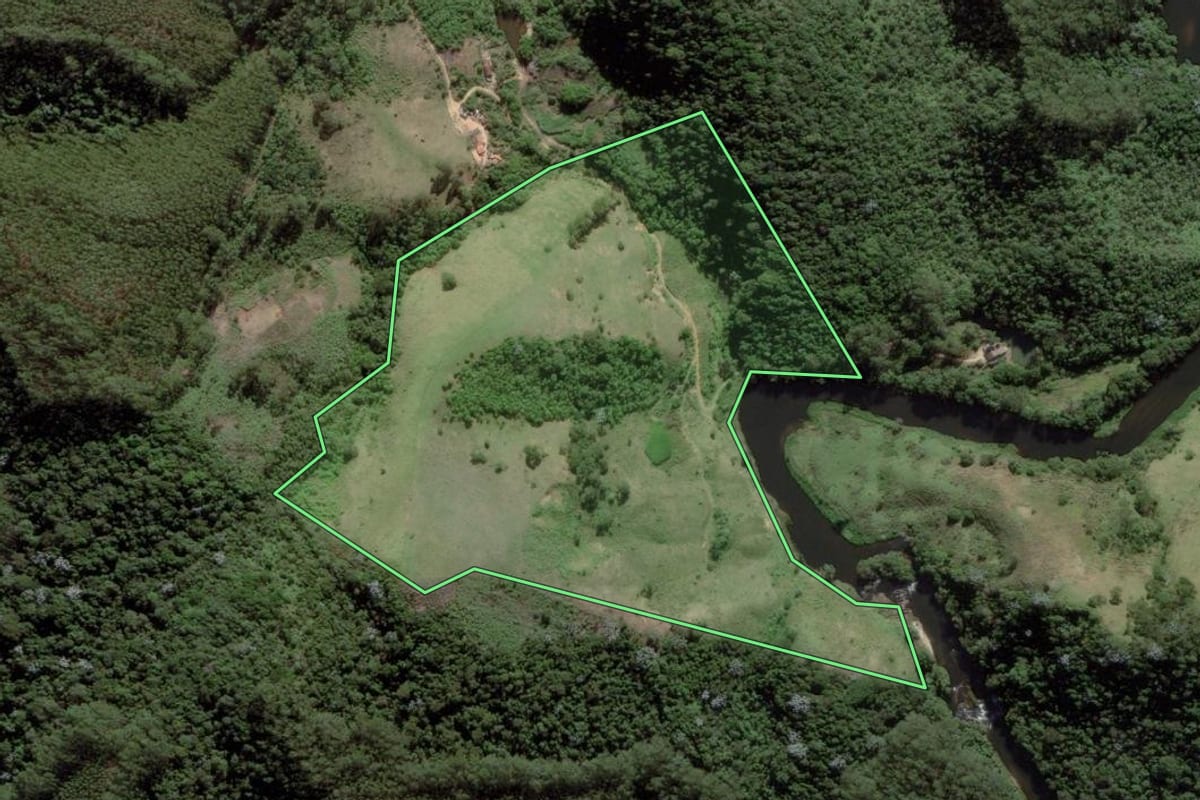 Imagem de satélite do imóvel rural em Natividade da Serra (SP), com o contorno declarado no CAR desenhado por cima.