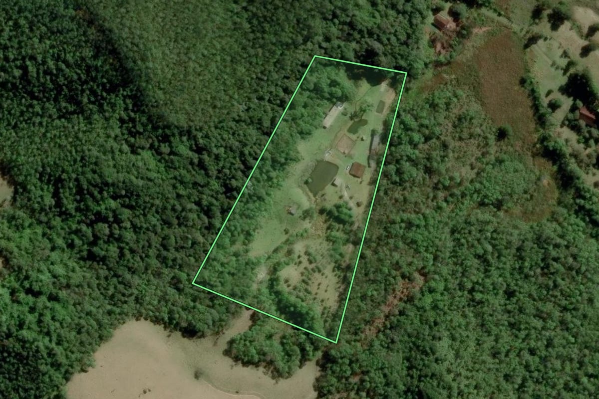 Imagem de satélite do imóvel rural em Natividade da Serra (SP), com o contorno declarado no CAR desenhado por cima.