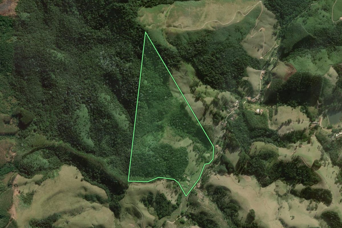 Imagem de satélite do imóvel rural em Natividade da Serra (SP), com o contorno declarado no CAR desenhado por cima.