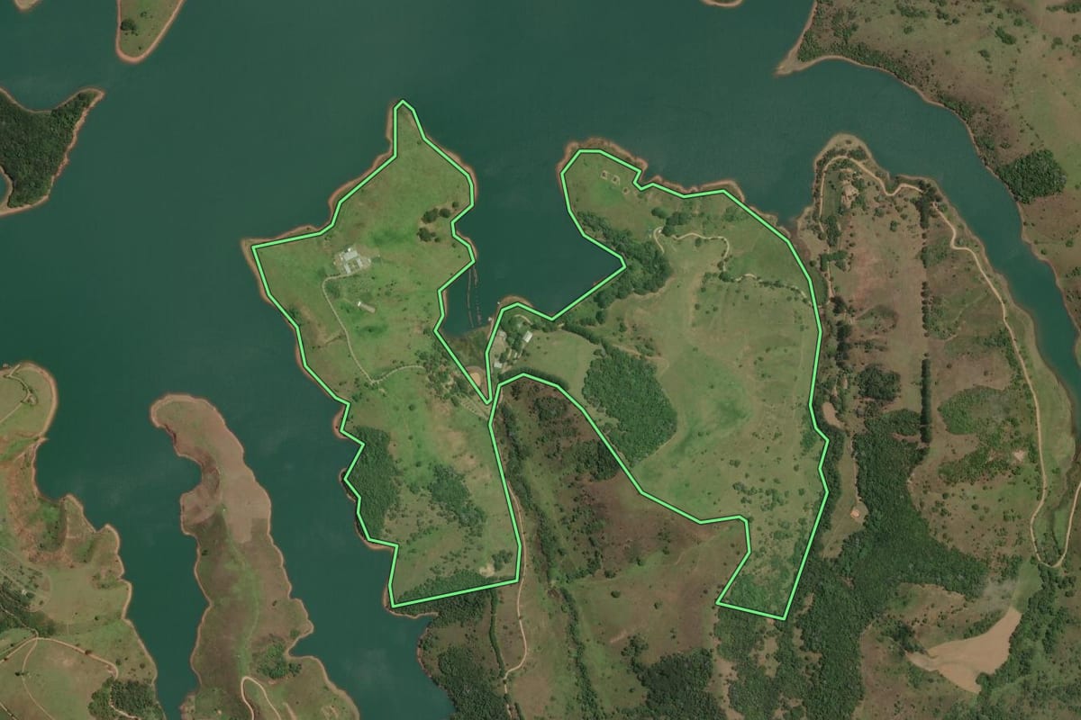 Imagem de satélite do imóvel rural em Natividade da Serra (SP), com o contorno declarado no CAR desenhado por cima.