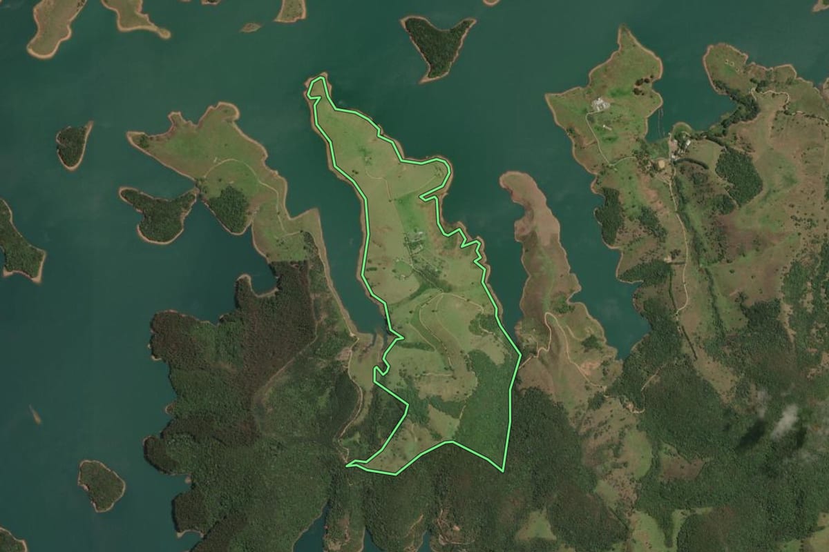 Imagem de satélite do imóvel rural em Natividade da Serra (SP), com o contorno declarado no CAR desenhado por cima.