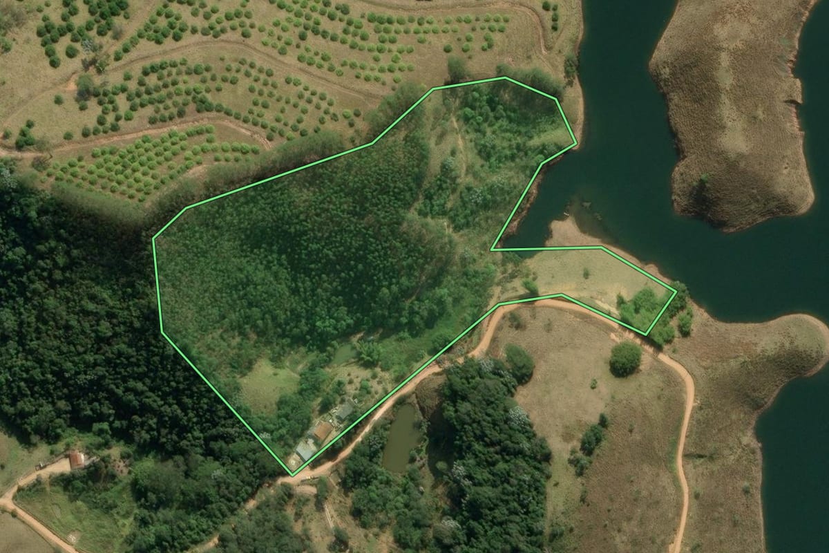 Imagem de satélite do imóvel rural em Natividade da Serra (SP), com o contorno declarado no CAR desenhado por cima.