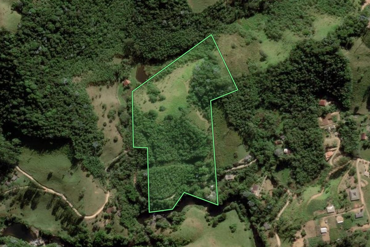 Imagem de satélite do imóvel rural em Natividade da Serra (SP), com o contorno declarado no CAR desenhado por cima.
