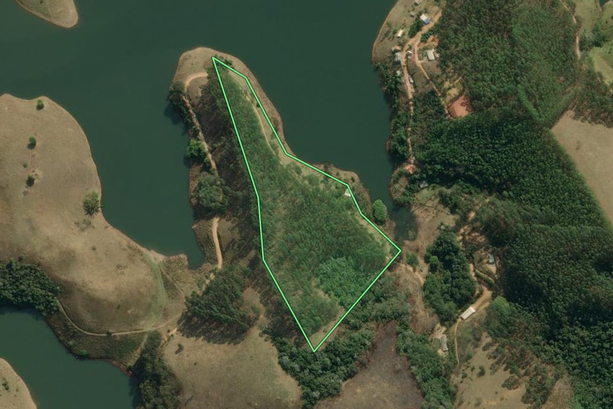 Imagem de satélite do imóvel rural em Natividade da Serra (SP), com o contorno declarado no CAR desenhado por cima.