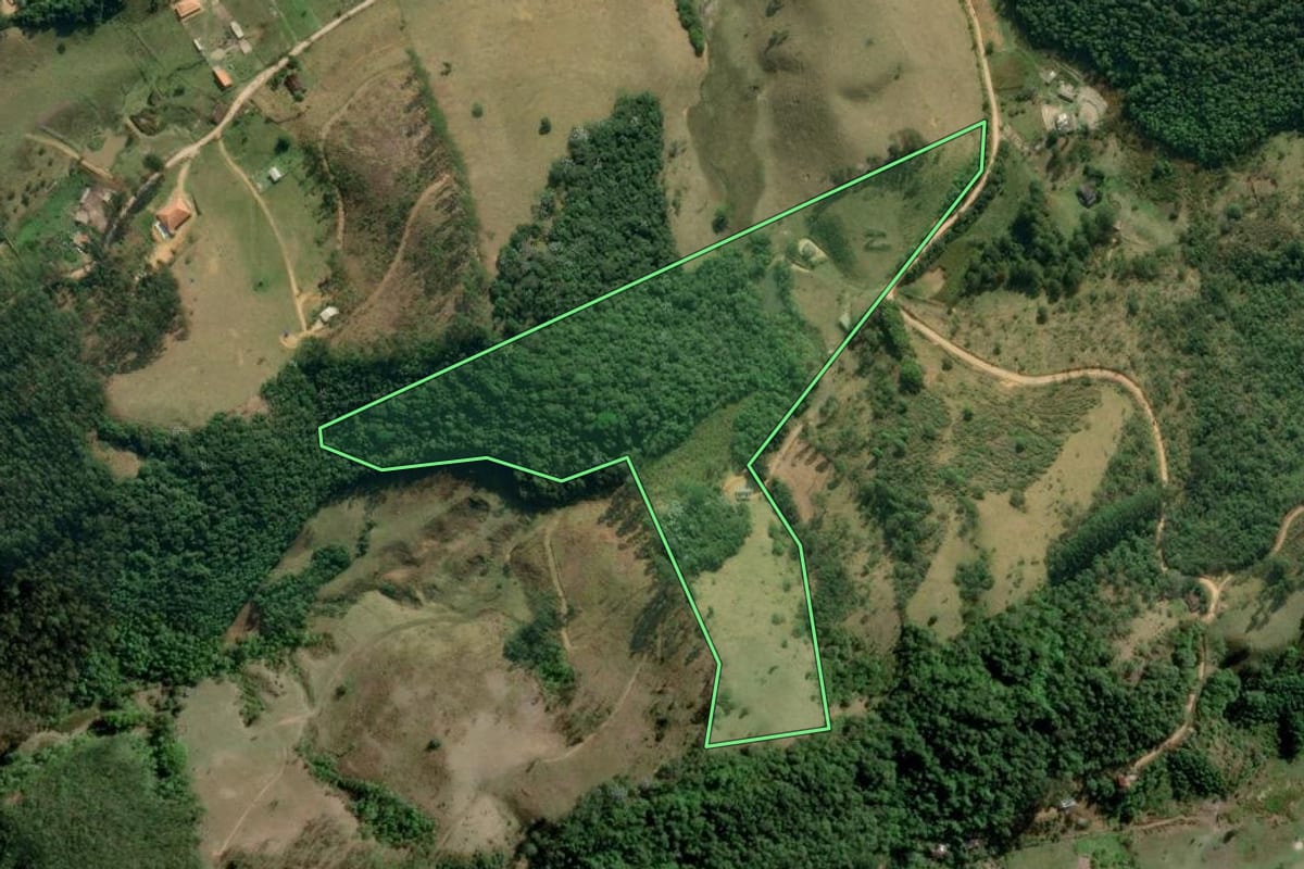 Imagem de satélite do imóvel rural em Natividade da Serra (SP), com o contorno declarado no CAR desenhado por cima.