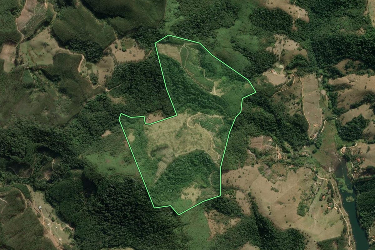 Imagem de satélite do imóvel rural em Natividade da Serra (SP), com o contorno declarado no CAR desenhado por cima.