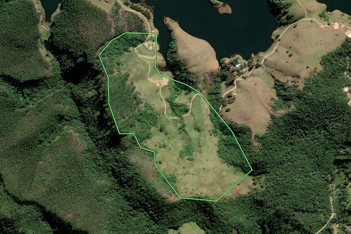 Imagem de satélite do imóvel rural em Natividade da Serra (SP), com o contorno declarado no CAR desenhado por cima.