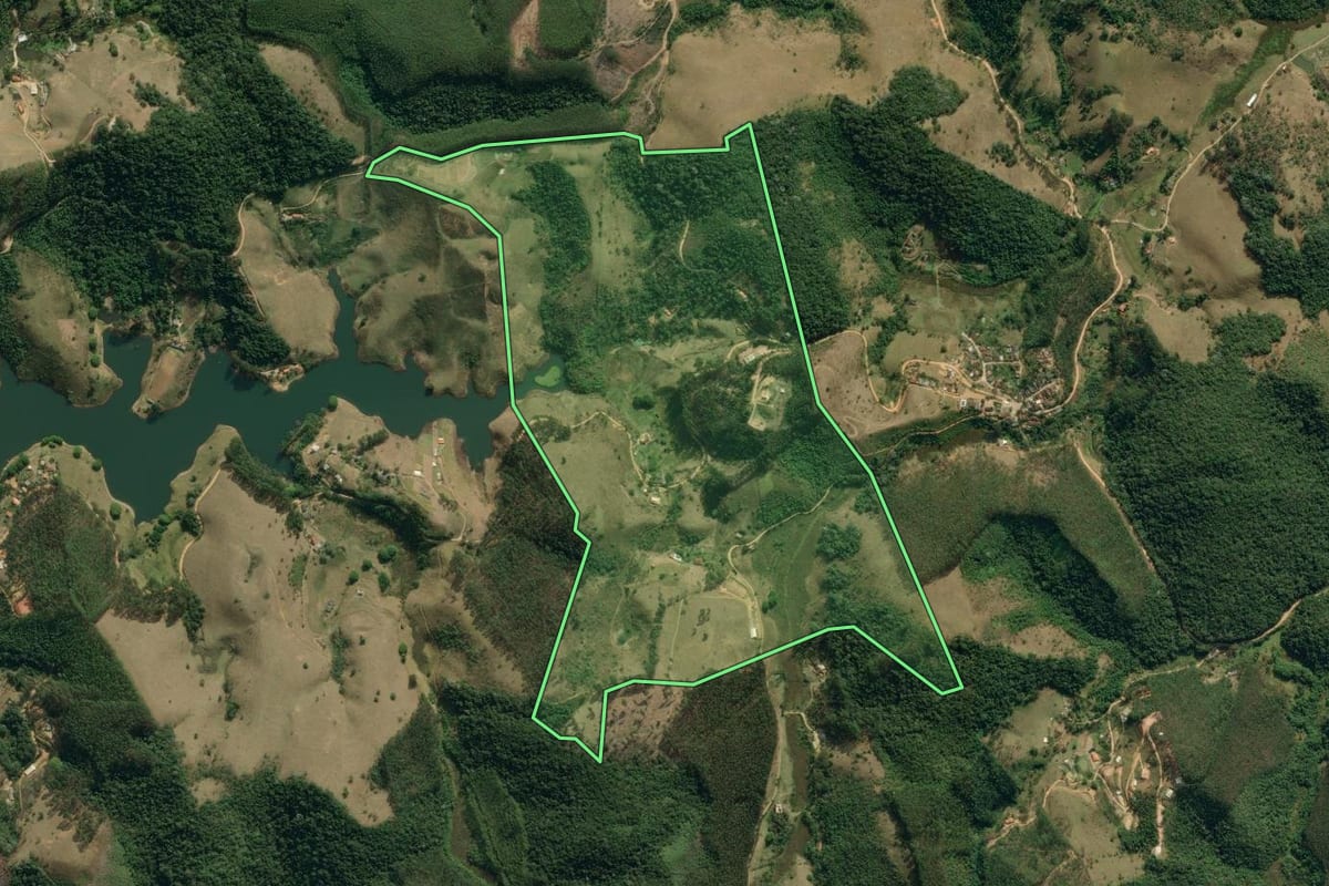 Imagem de satélite do imóvel rural em Natividade da Serra (SP), com o contorno declarado no CAR desenhado por cima.