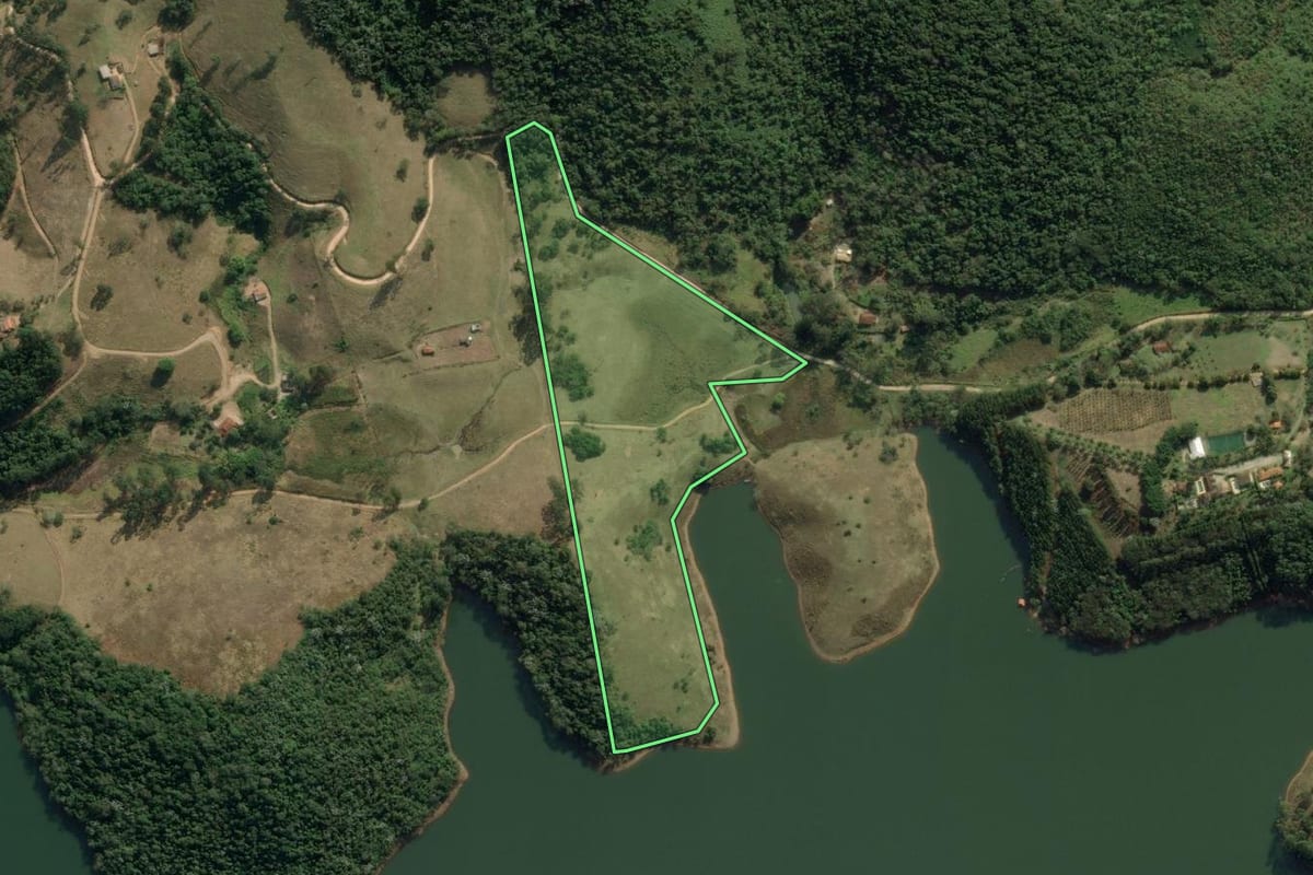 Imagem de satélite do imóvel rural em Natividade da Serra (SP), com o contorno declarado no CAR desenhado por cima.