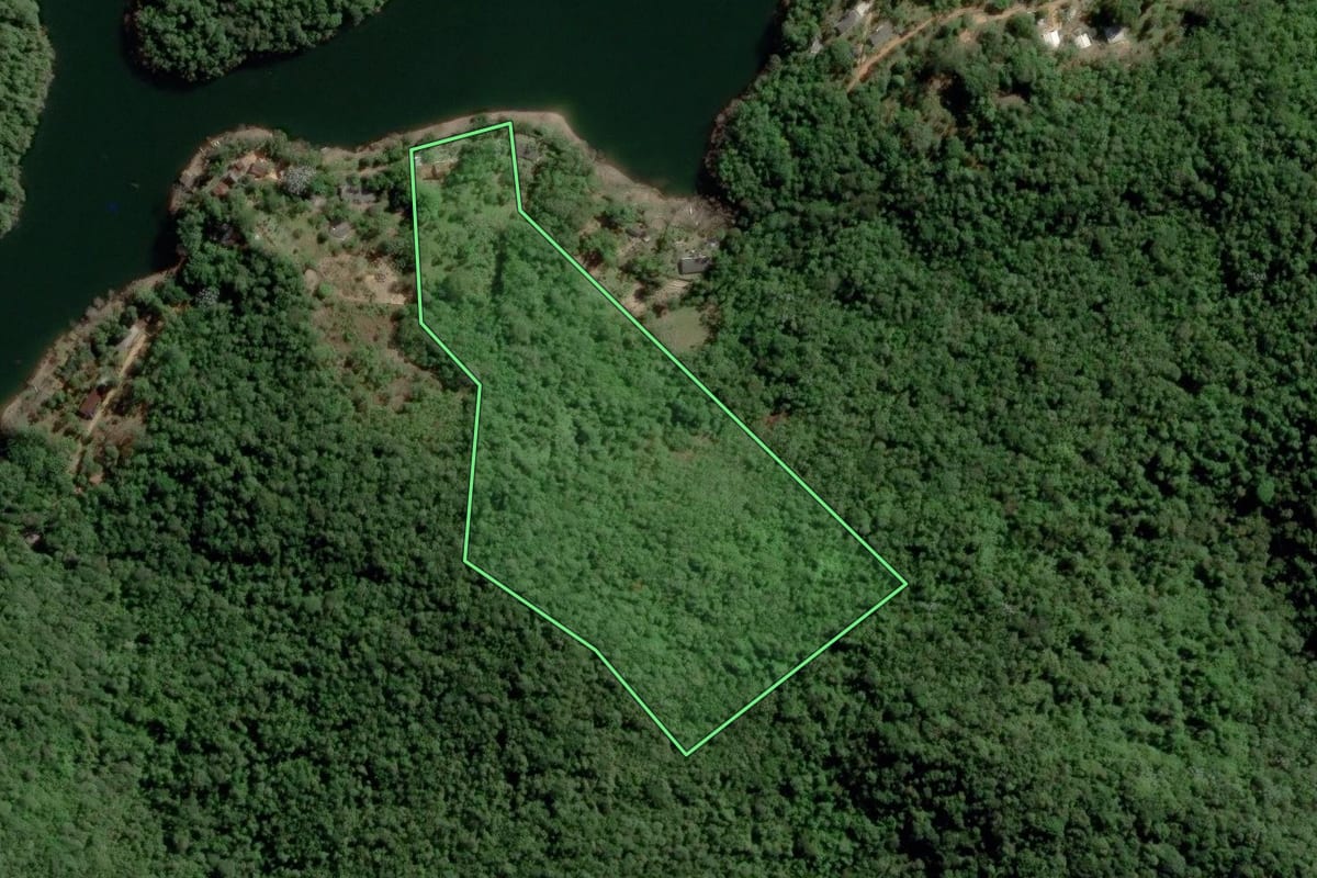 Imagem de satélite do imóvel rural em Natividade da Serra (SP), com o contorno declarado no CAR desenhado por cima.
