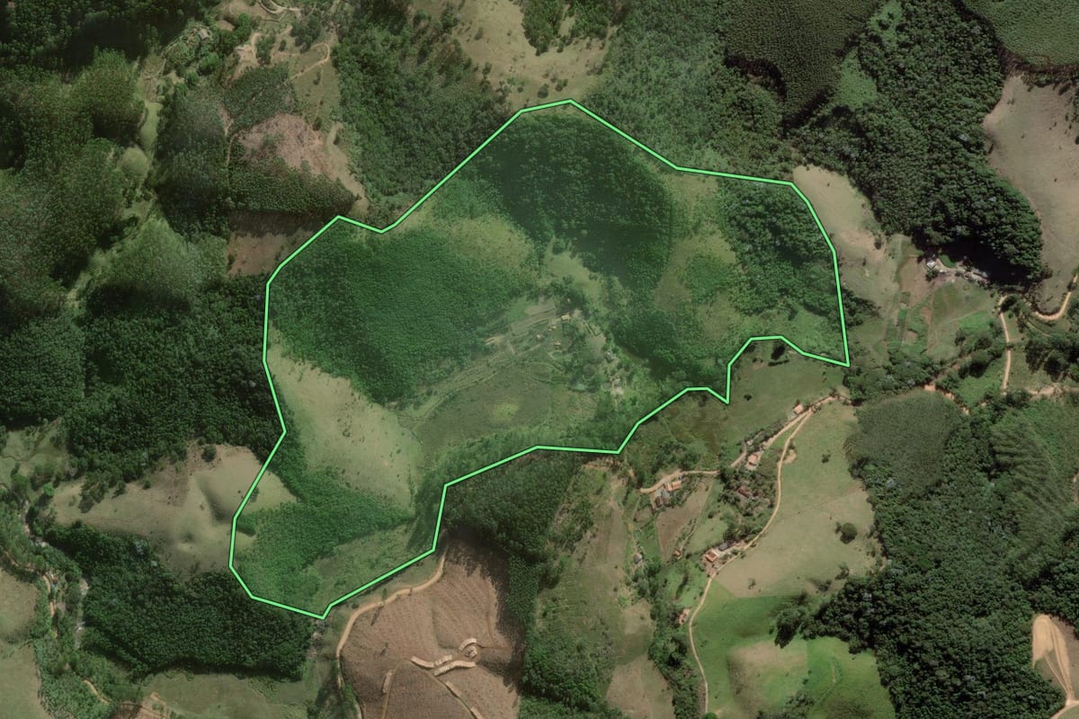 Imagem de satélite do imóvel rural em Natividade da Serra (SP), com o contorno declarado no CAR desenhado por cima.