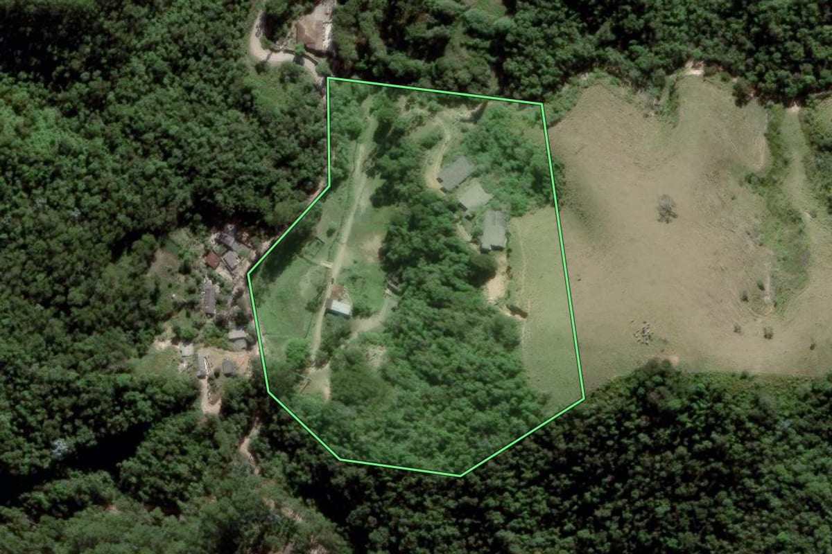 Imagem de satélite do imóvel rural em Natividade da Serra (SP), com o contorno declarado no CAR desenhado por cima.