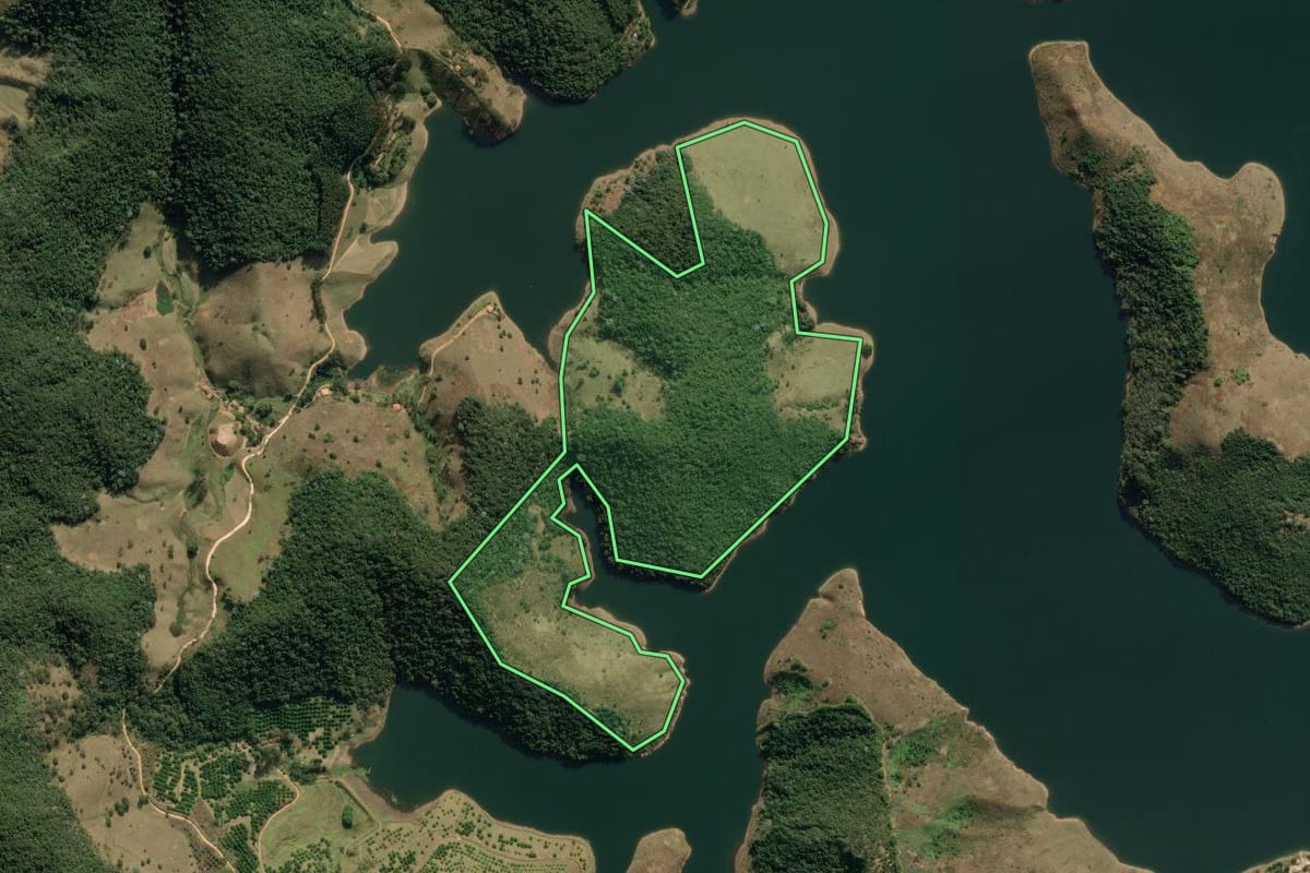 Imagem de satélite do imóvel rural em Natividade da Serra (SP), com o contorno declarado no CAR desenhado por cima.
