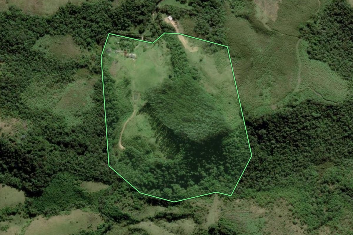 Imagem de satélite do imóvel rural em Natividade da Serra (SP), com o contorno declarado no CAR desenhado por cima.