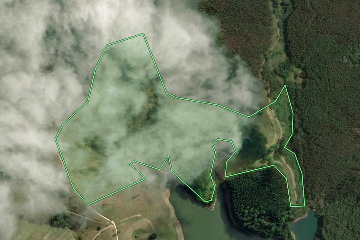 Imagem de satélite do imóvel rural em Natividade da Serra (SP), com o contorno declarado no CAR desenhado por cima.