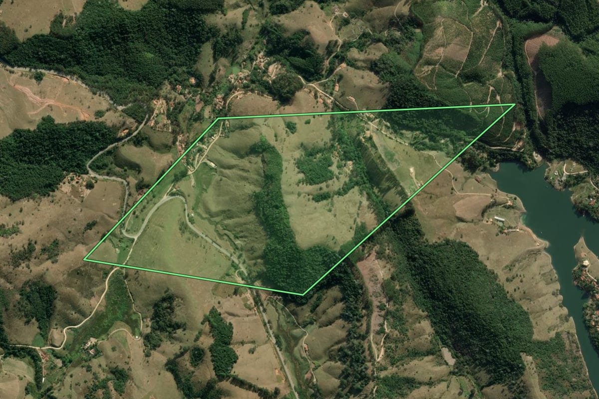 Imagem de satélite do imóvel rural em Natividade da Serra (SP), com o contorno declarado no CAR desenhado por cima.