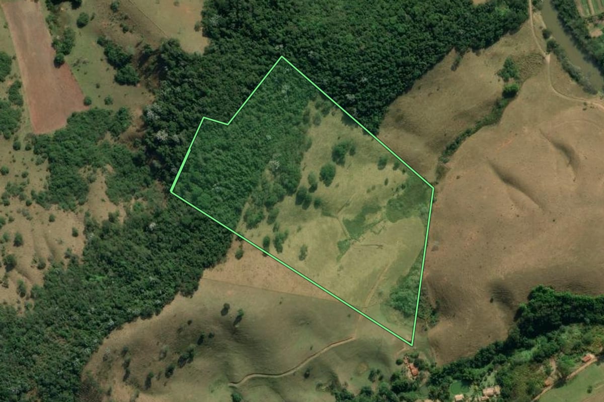 Imagem de satélite do imóvel rural em Natividade da Serra (SP), com o contorno declarado no CAR desenhado por cima.