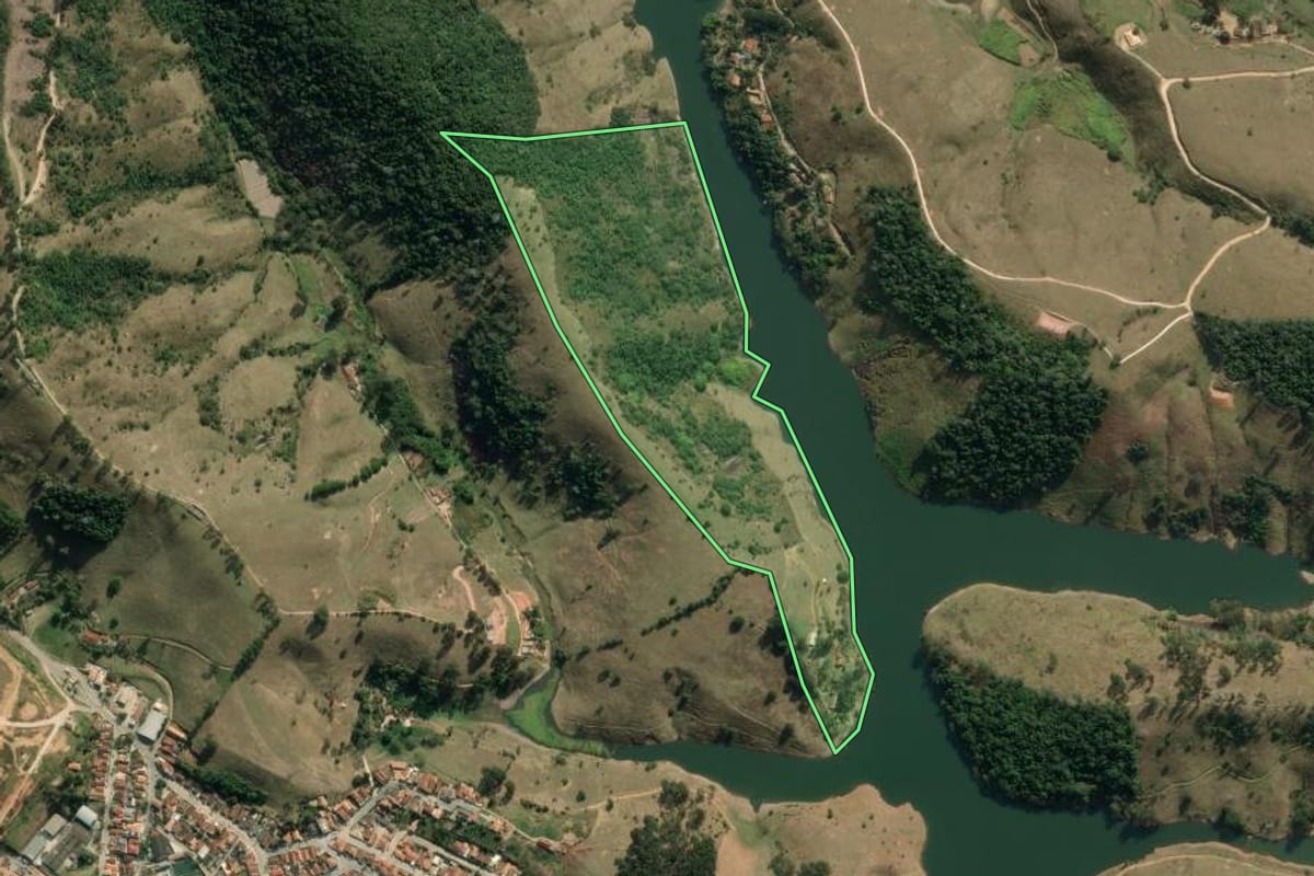 Imagem de satélite do imóvel rural em Natividade da Serra (SP), com o contorno declarado no CAR desenhado por cima.
