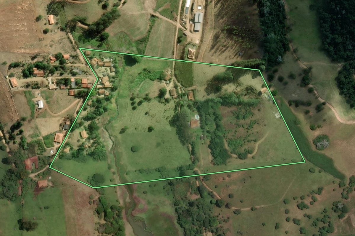 Imagem de satélite do imóvel rural em Natividade da Serra (SP), com o contorno declarado no CAR desenhado por cima.
