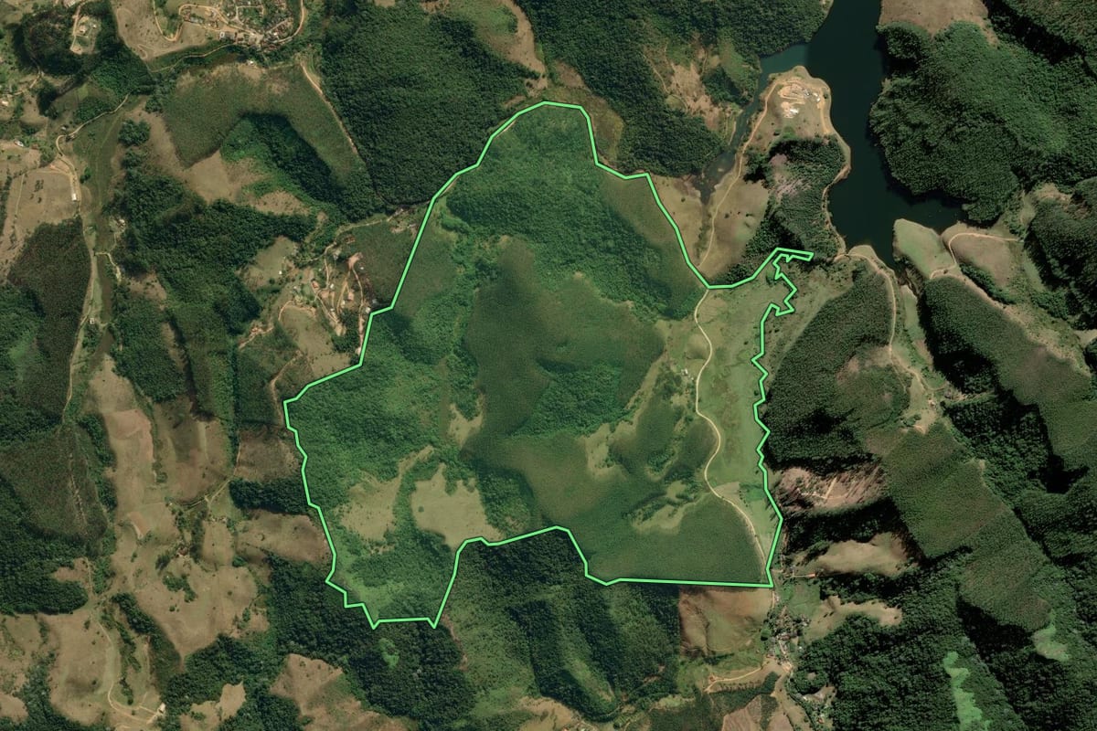 Imagem de satélite do imóvel rural em Natividade da Serra (SP), com o contorno declarado no CAR desenhado por cima.