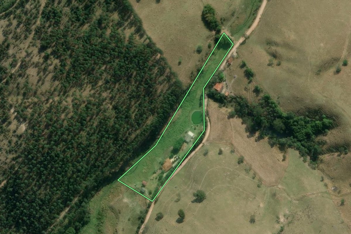 Imagem de satélite do imóvel rural em Natividade da Serra (SP), com o contorno declarado no CAR desenhado por cima.