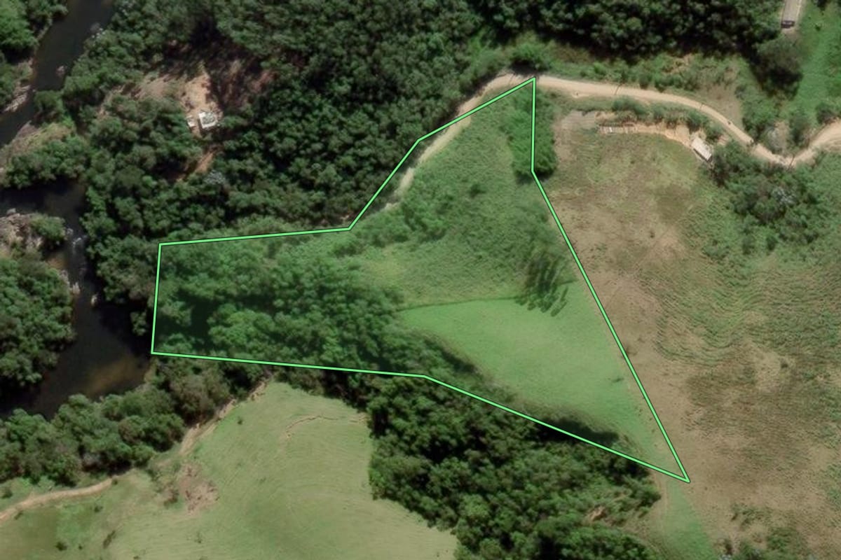 Imagem de satélite do imóvel rural em Natividade da Serra (SP), com o contorno declarado no CAR desenhado por cima.