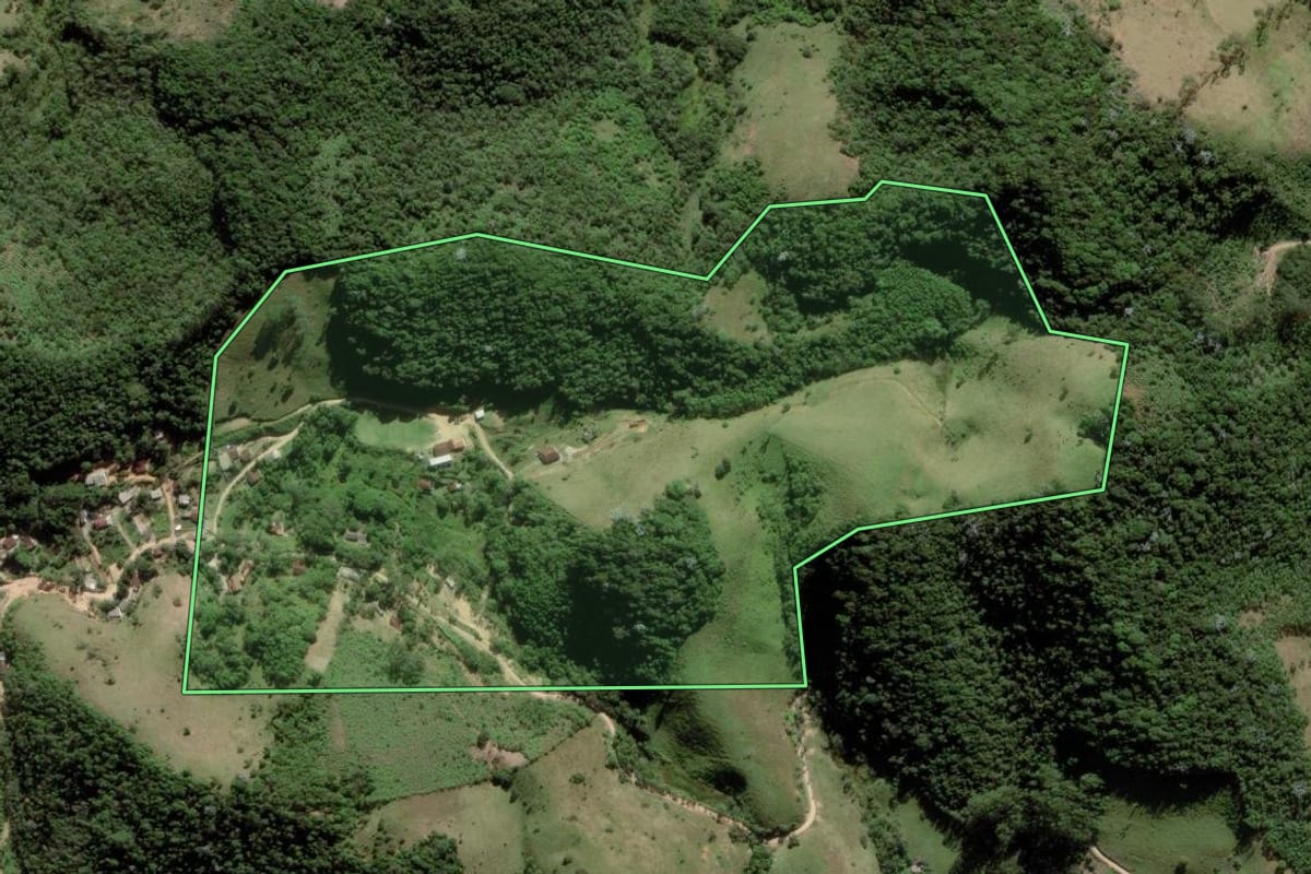 Imagem de satélite do imóvel rural em Natividade da Serra (SP), com o contorno declarado no CAR desenhado por cima.