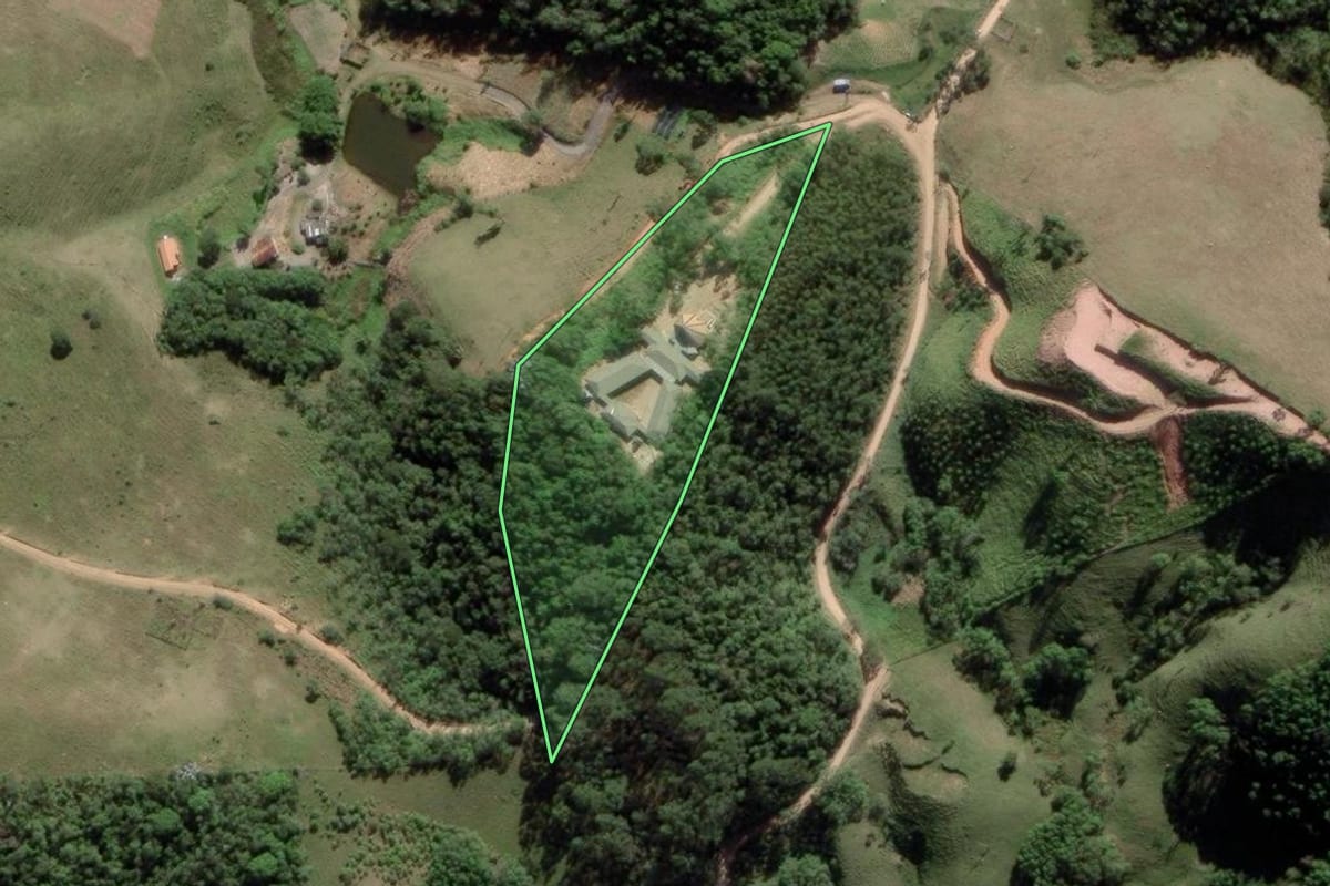 Imagem de satélite do imóvel rural em Natividade da Serra (SP), com o contorno declarado no CAR desenhado por cima.