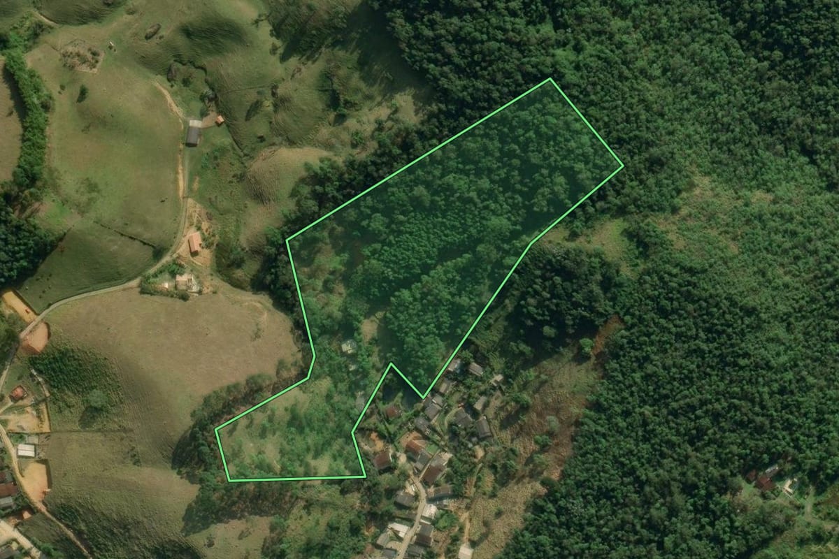 Imagem de satélite do imóvel rural em Natividade da Serra (SP), com o contorno declarado no CAR desenhado por cima.