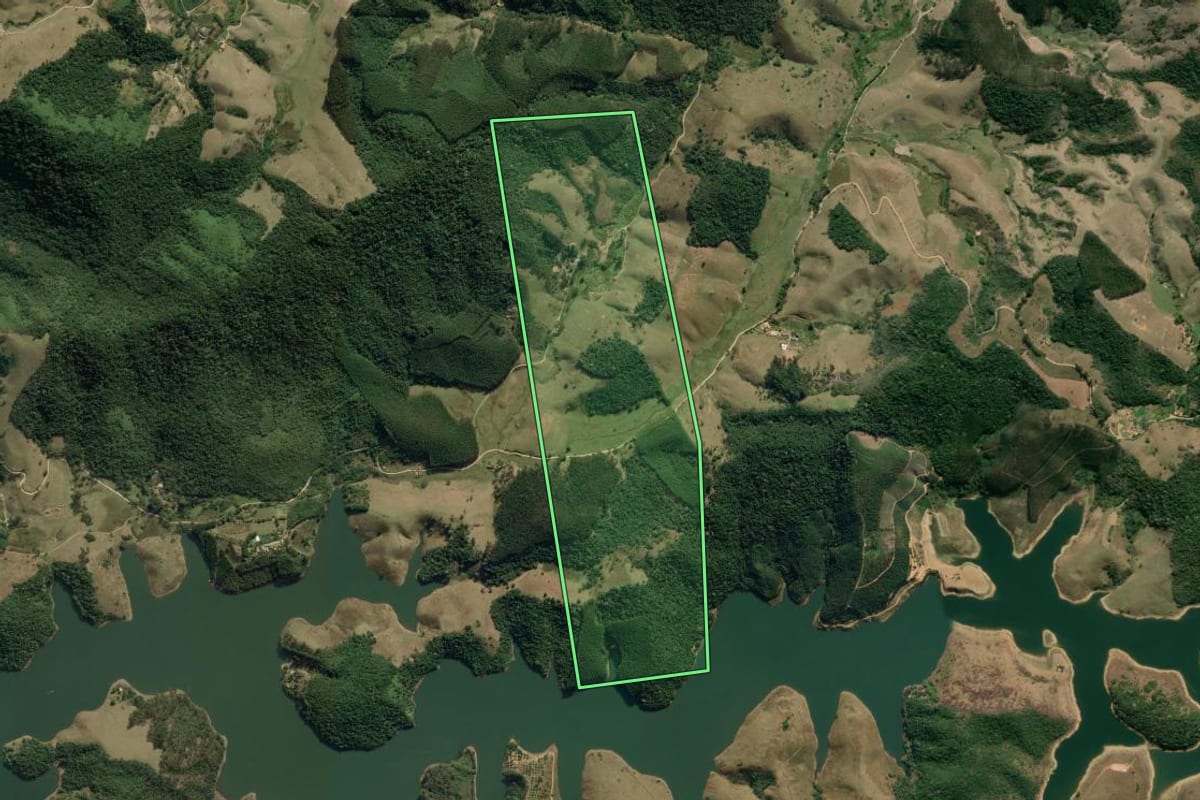 Imagem de satélite do imóvel rural em Natividade da Serra (SP), com o contorno declarado no CAR desenhado por cima.