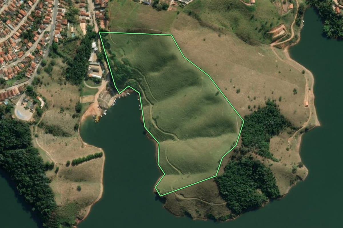 Imagem de satélite do imóvel rural em Natividade da Serra (SP), com o contorno declarado no CAR desenhado por cima.