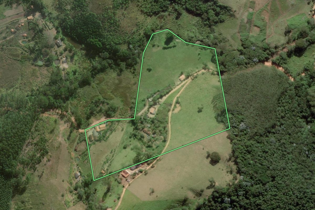 Imagem de satélite do imóvel rural em Natividade da Serra (SP), com o contorno declarado no CAR desenhado por cima.