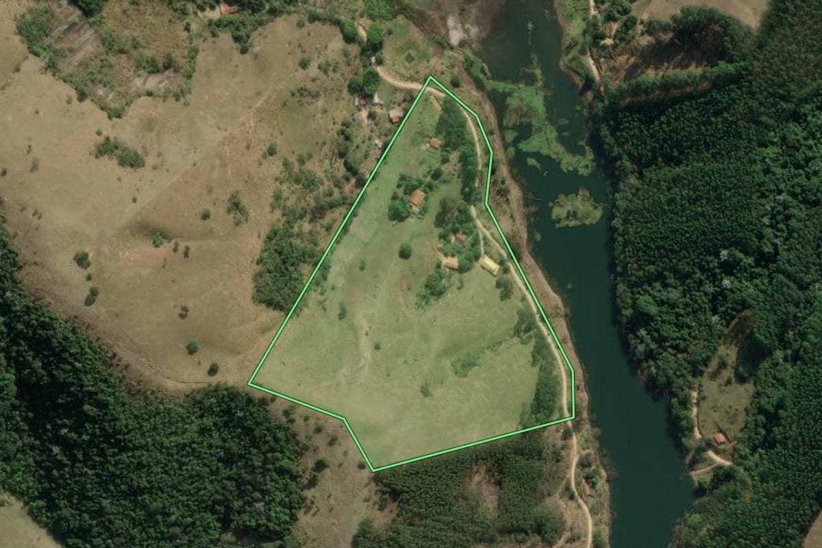 Imagem de satélite do imóvel rural em Natividade da Serra (SP), com o contorno declarado no CAR desenhado por cima.