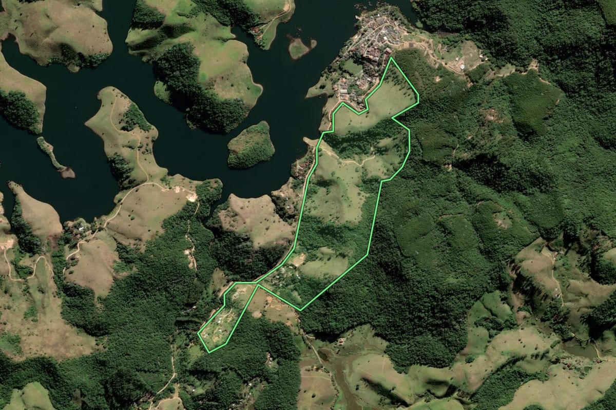 Imagem de satélite do imóvel rural em Natividade da Serra (SP), com o contorno declarado no CAR desenhado por cima.