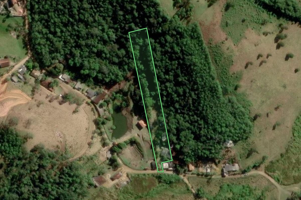 Imagem de satélite do imóvel rural em Natividade da Serra (SP), com o contorno declarado no CAR desenhado por cima.