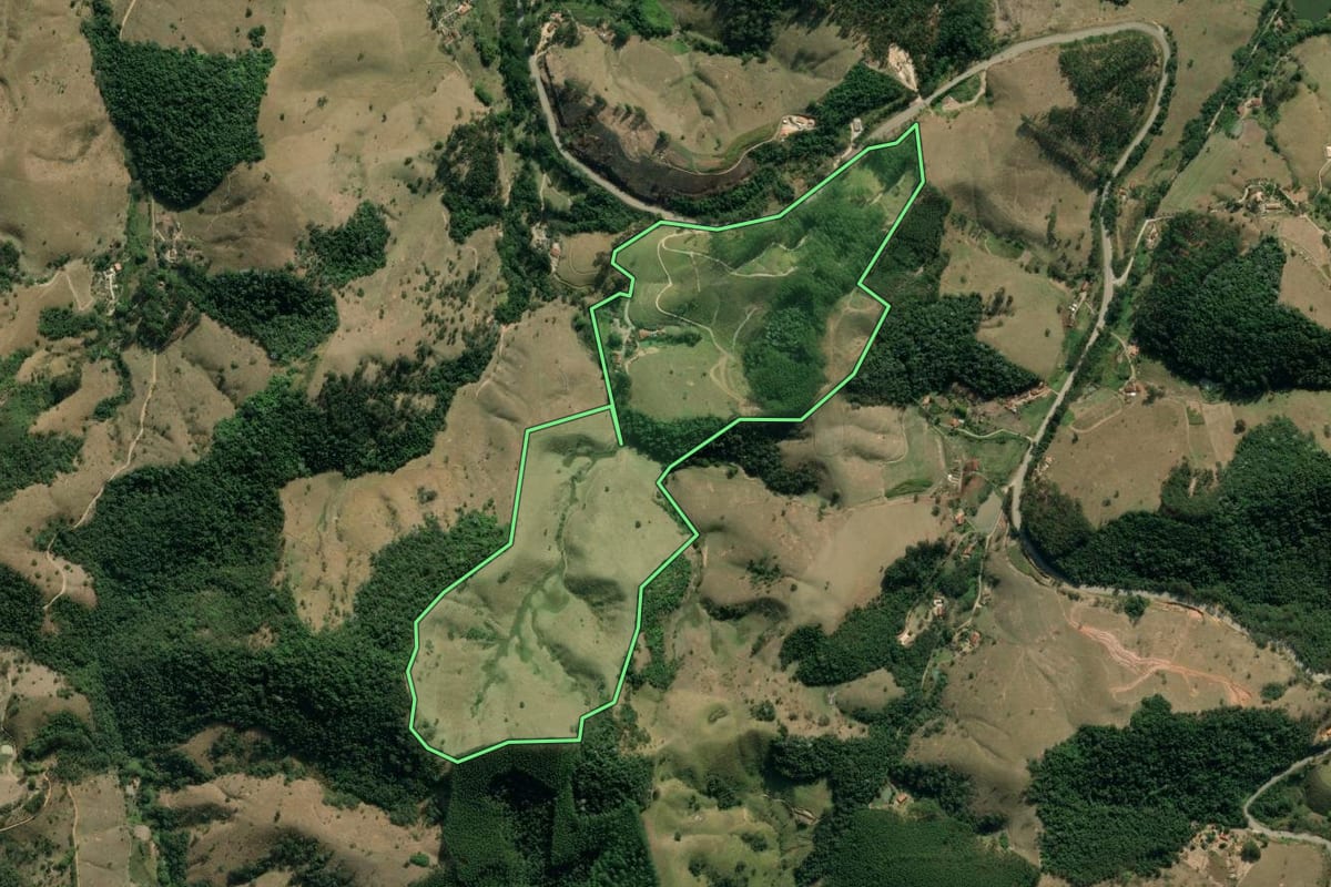 Imagem de satélite do imóvel rural em Natividade da Serra (SP), com o contorno declarado no CAR desenhado por cima.